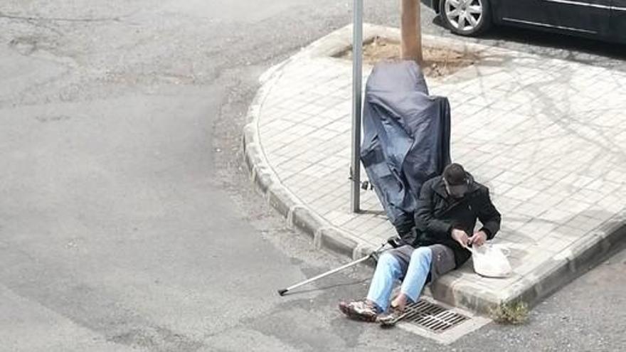 Los vecinos de la urbanización Mestisay temen por la vida de un hombre que vive en la calle