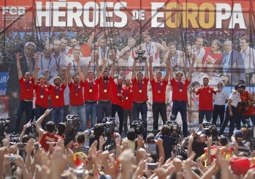 Spain's basketball team celebrates with fans the day after winning their EuroBasket 2015 final, during a ceremony in central Madrid, Spain