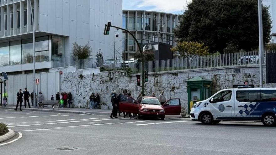 El coche accidentado tras chocar contra el semáforo