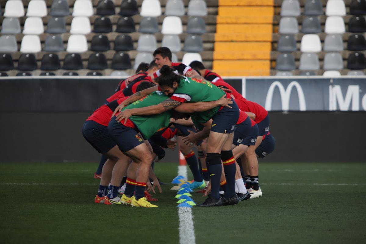 Imagen de una melé durante el entrenamiento de este sábado