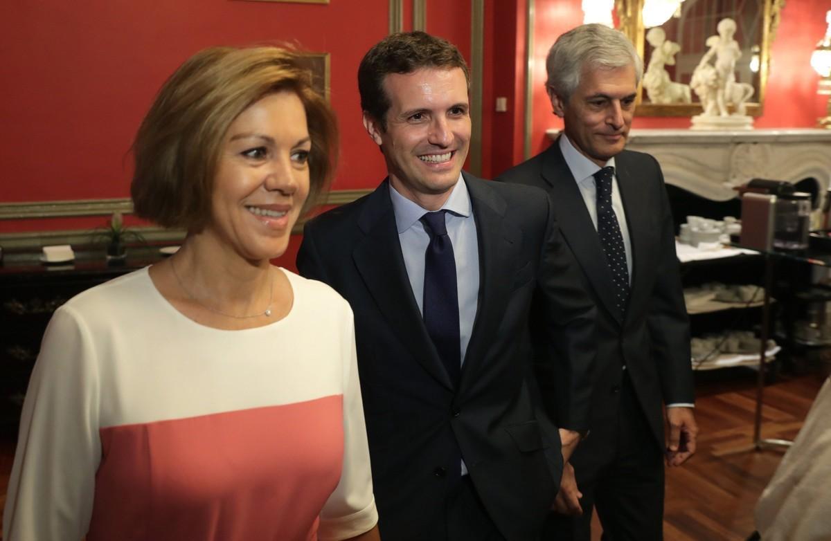 GRAF1058 Madrid  16 7 2018 - El candidato a la Presidencia del PP Pablo Casado  c   la secretaria general del PP  Maria Dolores de Cospedal  i   y Alfonso Suarez Illana  d  durante el desayuno informativo que Forum Europa ha organizado en un hotel de Madrid  donde Casado ha prometido que si gana este proceso interno del partido integrara a su rival en esta carrera  Soraya Saenz de Santamaria  a la que ha definido como una  companera extraordinaria  que es  imprescindible  para el futuro del PP  EFE Zipi