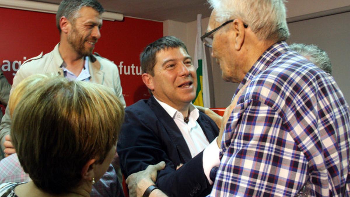 El alcaldable socialista de Sabadell, Josep Ayuso, este domingo recibiendo el calor de los militantes.