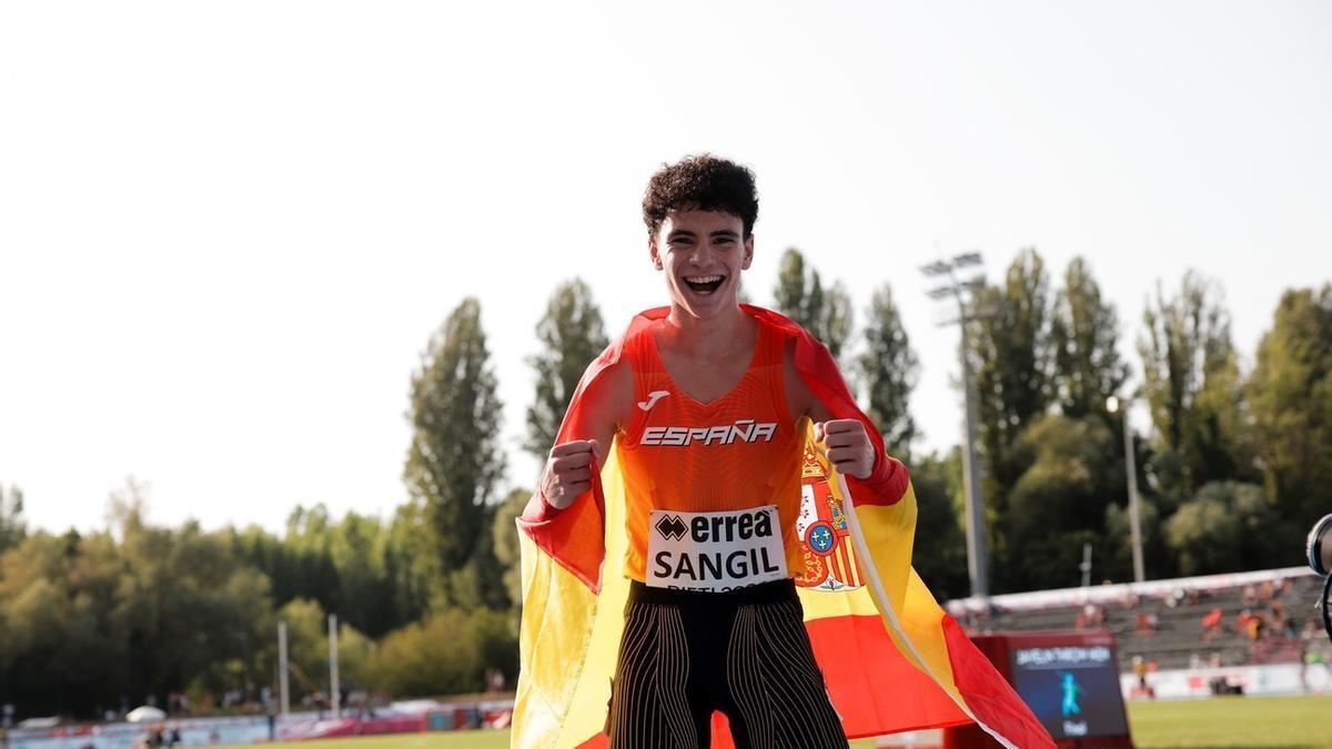 El mediofondista del club de Gandia, Álex Sangil, eufórico, celebra su gran éxito deportivo en el Europeo