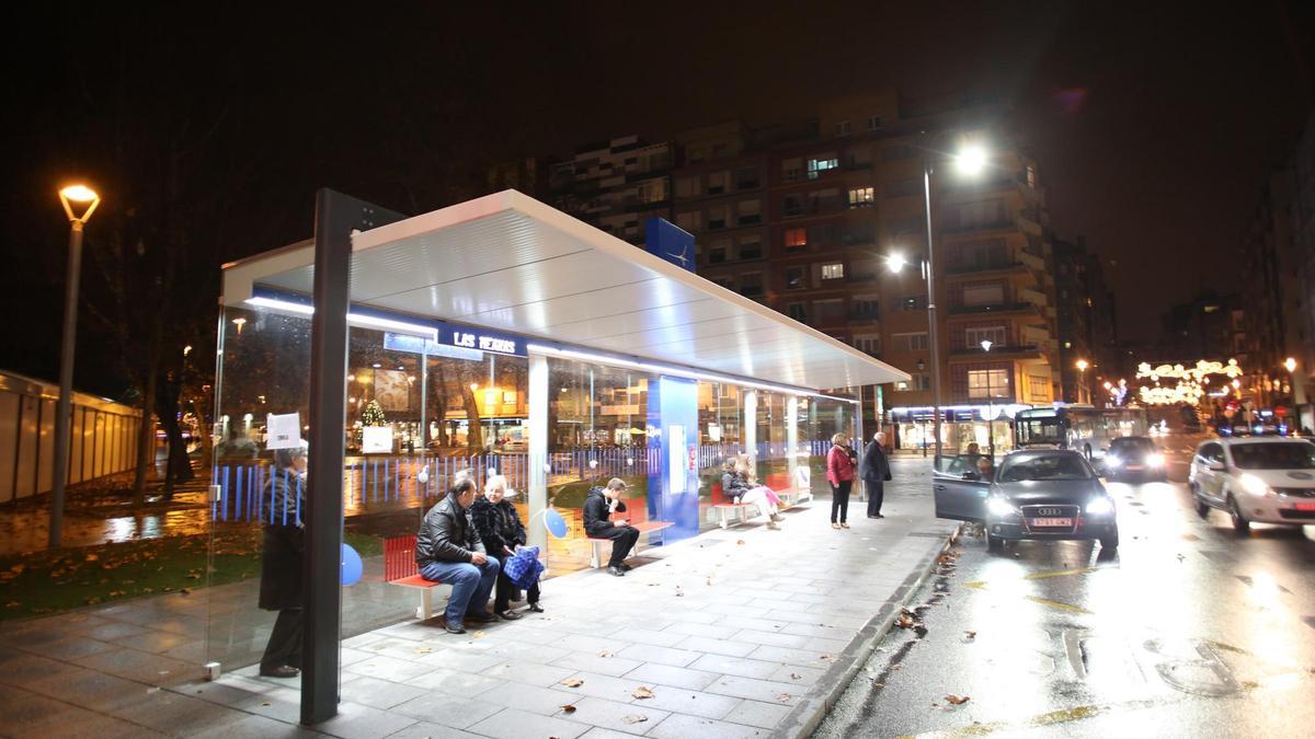 Parada de autobús de la calle Jardines, en Las Meanas.