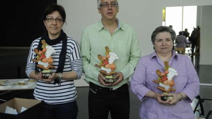 El presidente de la asociación vecinal de Os Rosales, ayer con dos de las ganadoras del concurso. / c. pardellas