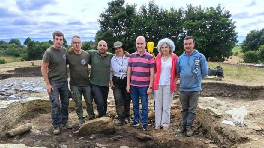 Arriba, por la izquierda, Adrián Piñán, Alejandro Sánchez, Diego Piay, Anais Buton, Pablo León, María Antonia Pedregal y Juan Muñiz, en la excavación. Sobre estas líneas, a la izquierda, un fragmento de terra sigilata, y a la derecha, borde y asa de una jarra romana de cerámica común.