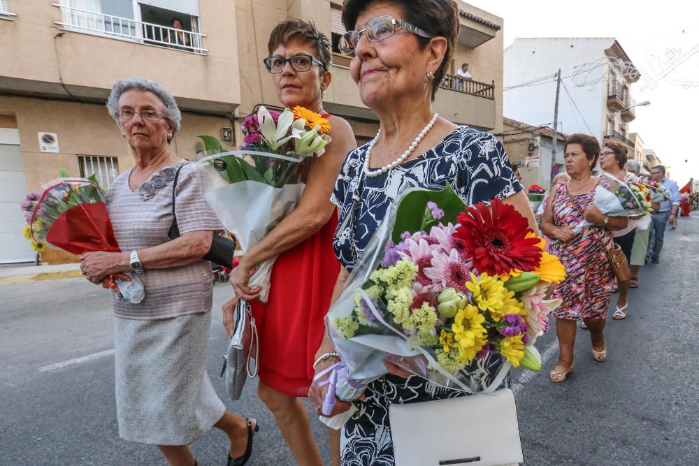 Los rojaleros demostraron ayer la devoción que sienten por su patrón durante la ofrenda de flores.