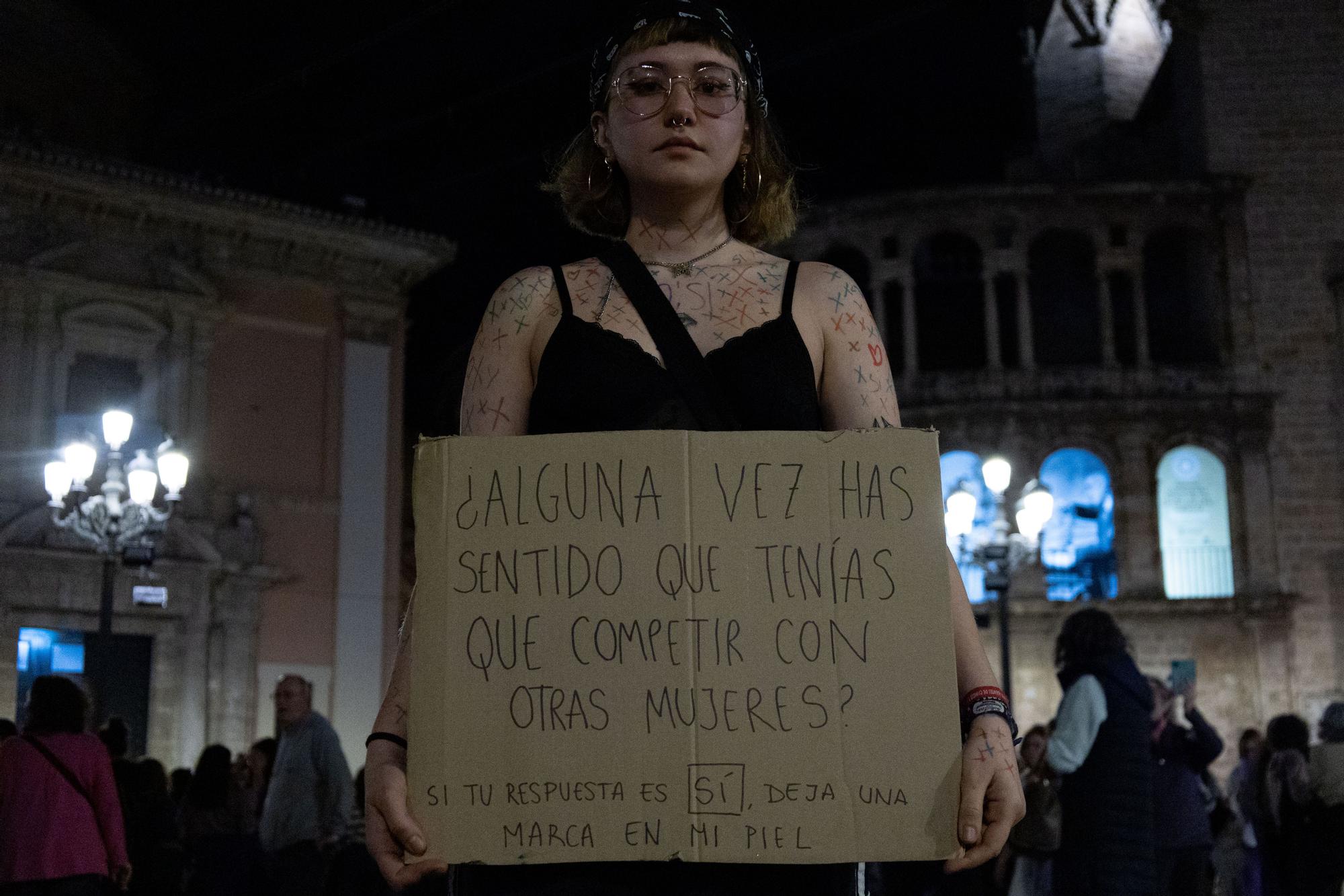 Una cruz por cada tipo de violencia: performance del 8M se hace viral