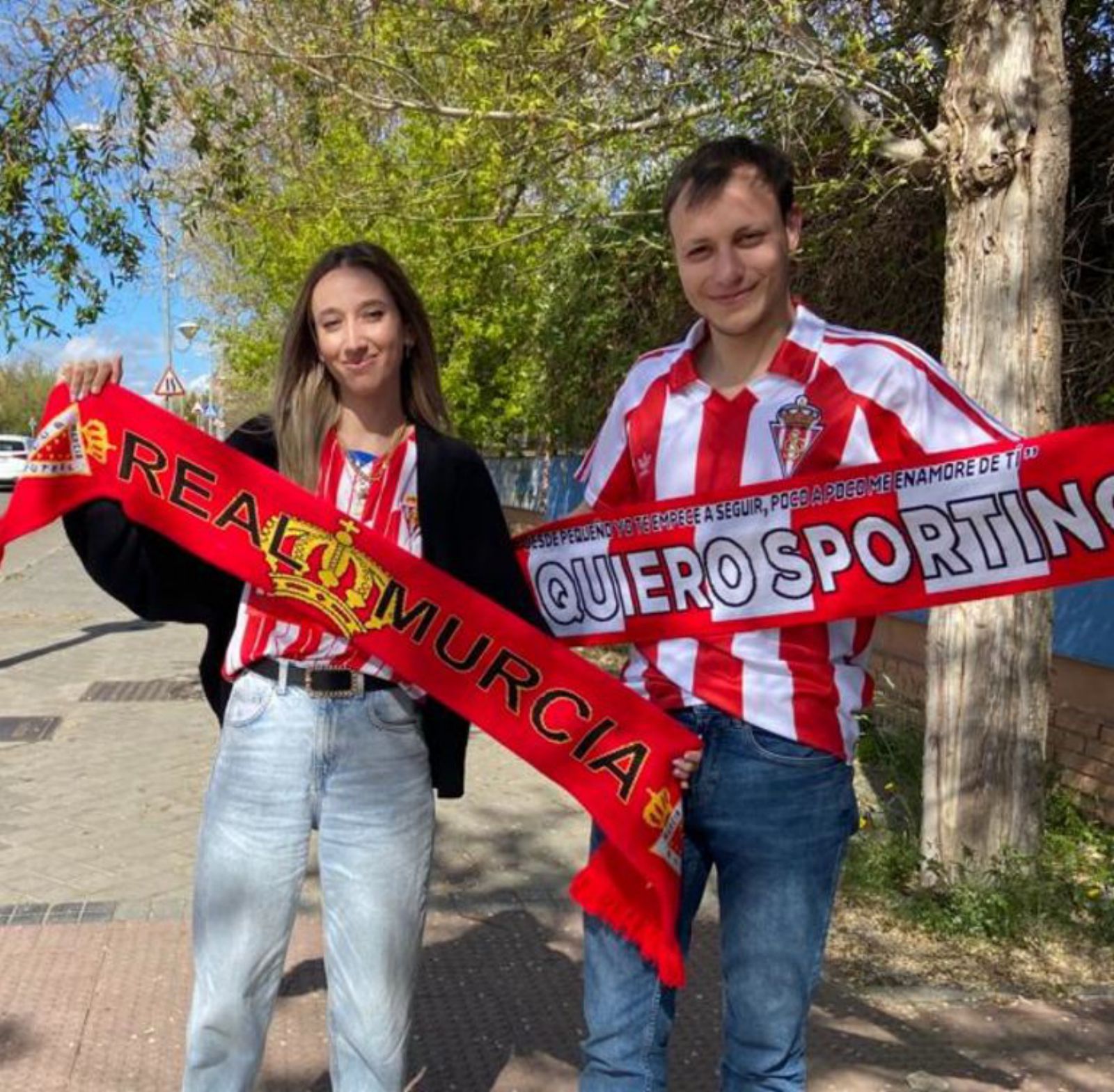 Ana Serrano y Antonio López, desde Murcia para animar al Sporting ante el Alcorcón. | Á. C.