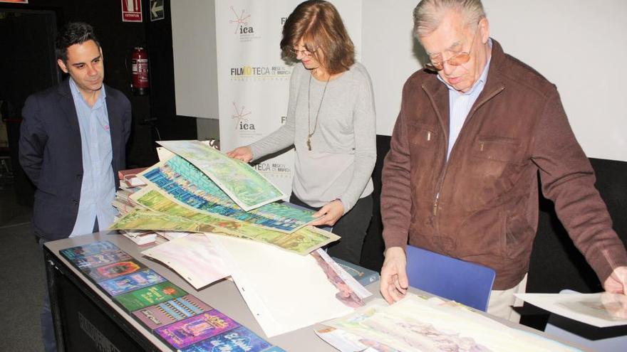 José María Candel (dcha.), con las películas, dibujos y acuarelas donadas a la Filmoteca, junto a Marta López-Briones y Ángel Cruz.