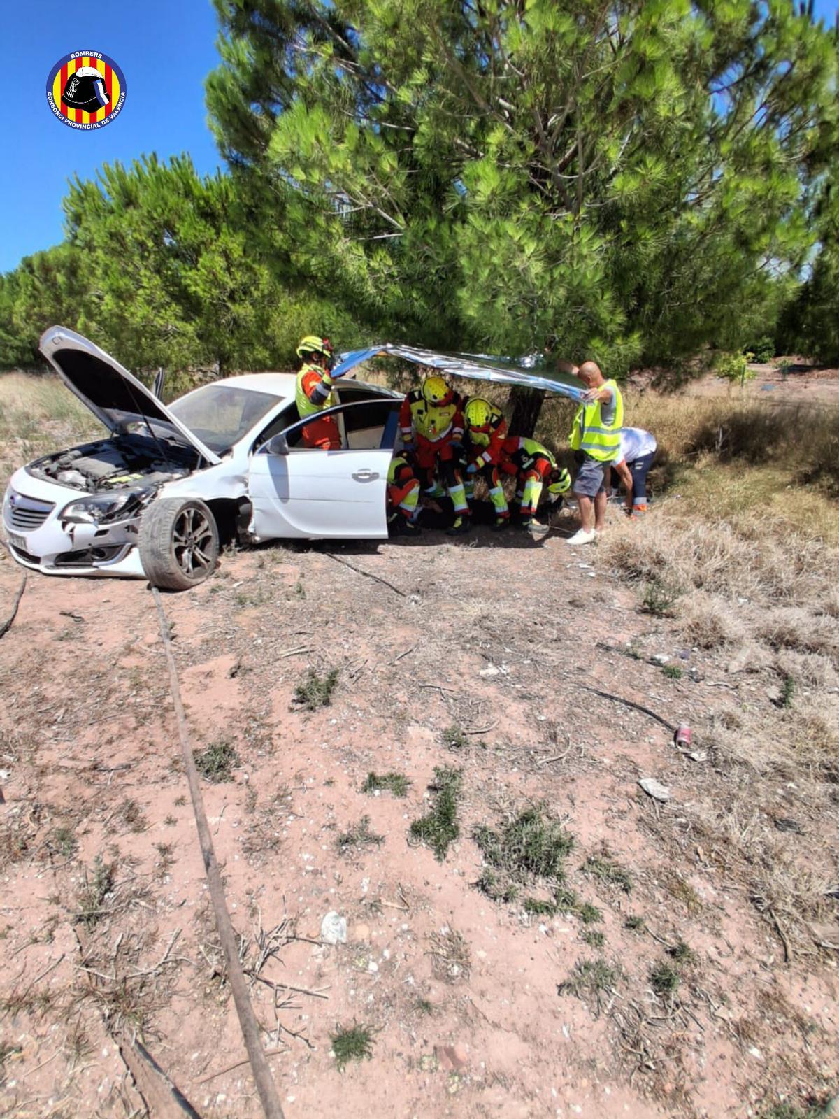 Bomberos del Consorci Provincial de València durante la intervención del accidente.