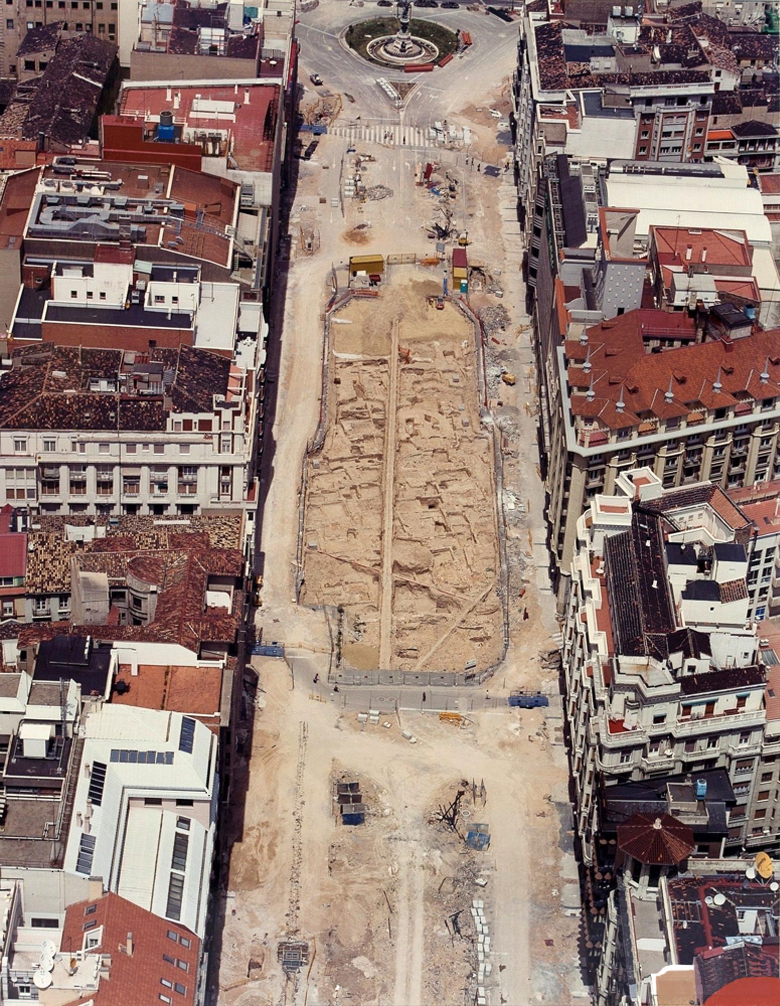 Arrabal de Sinhaya en el paseo de la Independencia, 2002