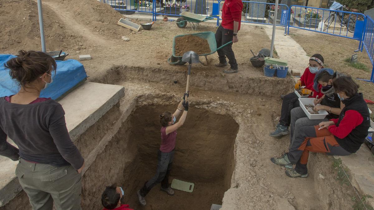 La excavación que busca a represaliados del franquismo en el Cementerio descubre un posible caso de bebé robado