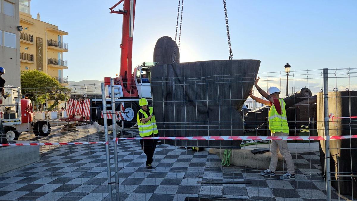 Los operarios retiran las esculturas monumentales &quot;Silvia&quot; y &quot;María&quot; de Jaume Plensa en Benidorm