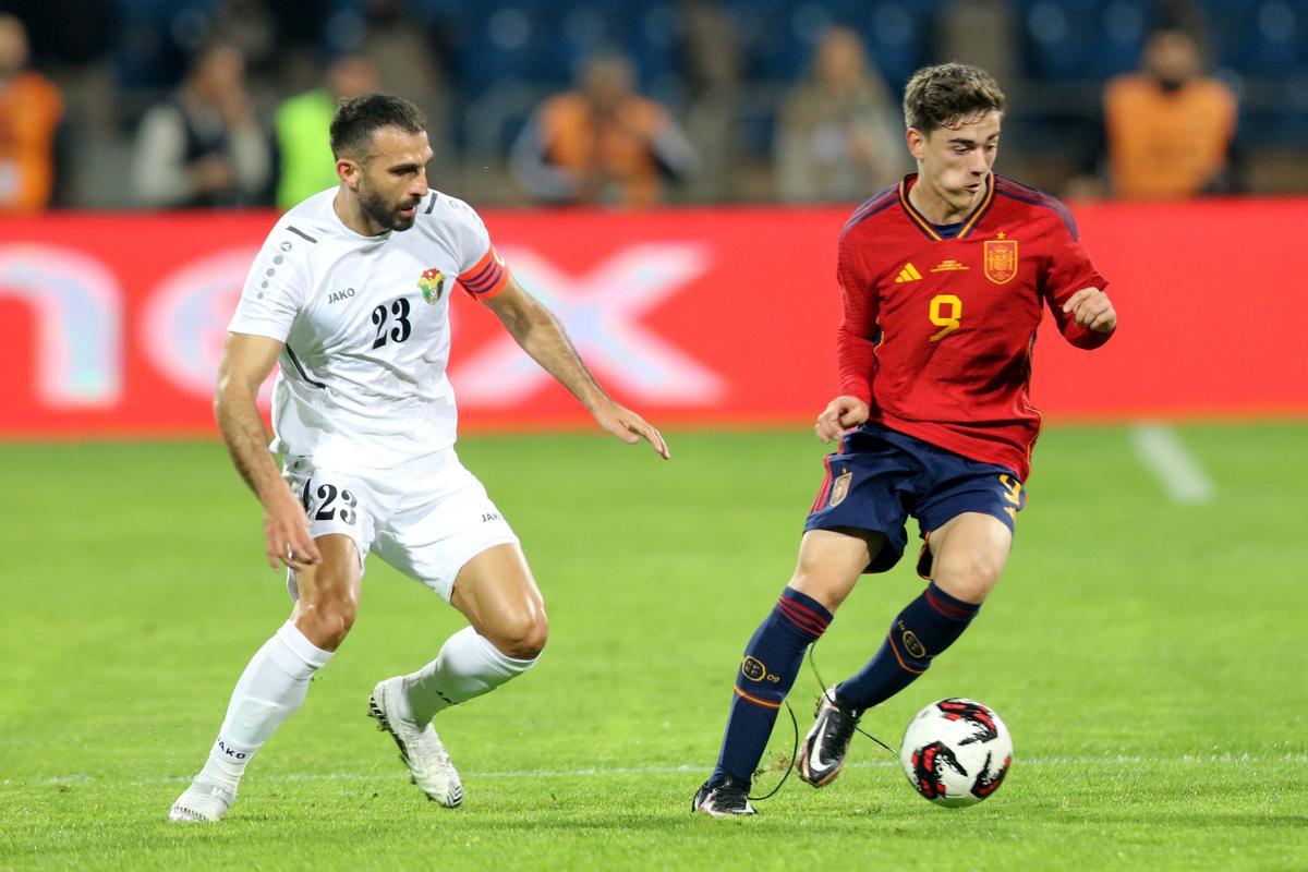 Amman (Jordan), 17/11/2022.- Ehsan Haddad of Jordan (L) in action against Gavi of Spain (R) during the international friendly soccer match between Jordan and Spain in Amman, Jordan, 17 November 2022. Spain is preparing for the FIFA World Cup 2022 in Qatar with their first match against Costa Rica on 23 November. (Futbol, Amistoso, Mundial de Fútbol, Jordania, España, Catar) EFE/EPA/MOHAMMAD ALI