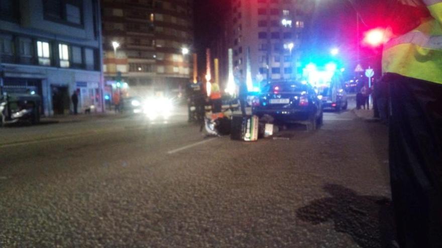 La Policía Local y los servicios sanitarios, en el lugar del accidente.