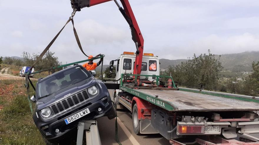 Un coche recorre 50 metros subido a un guardarraíl