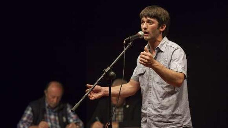 Carlos Velasco, durante una de sus interpretaciones en la Casa de Cultura de Laviana.