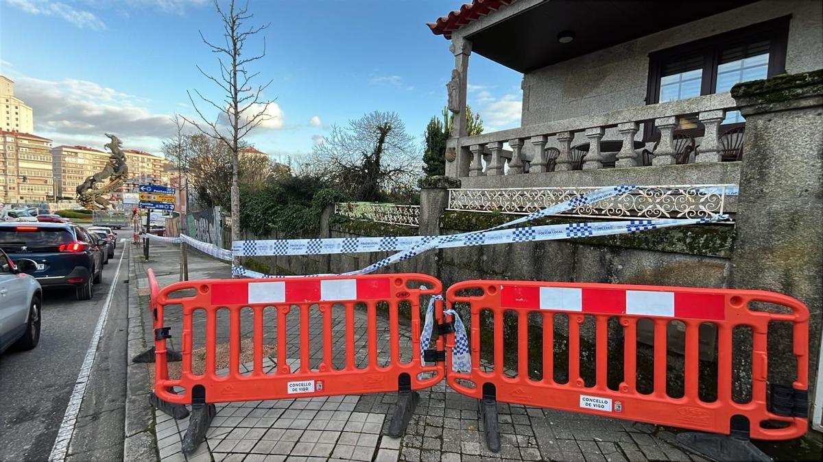 La calle Manuel Olivié, precintada por riesgo de derrumbe.