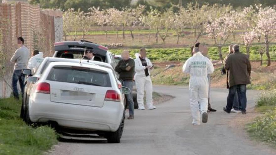 Agentes de la Guardia Civil en los accesos a la vivienda de Cartagena donde ocurrió el crimen.