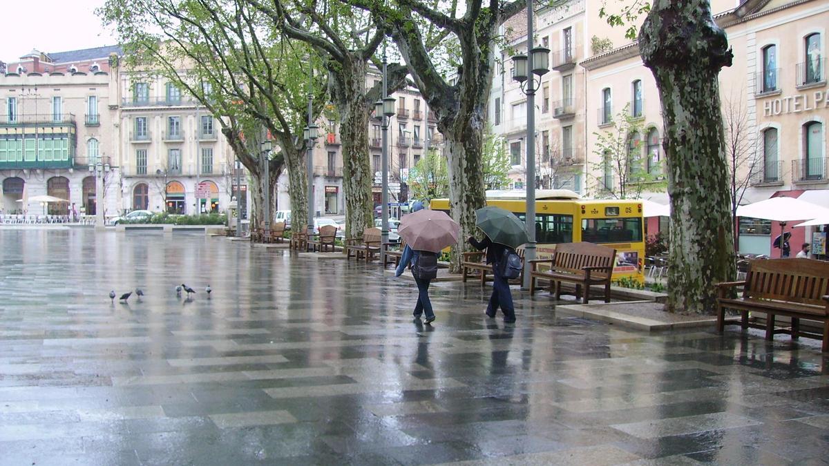 Pluges a Figueres, en una imatge d'arxiu.