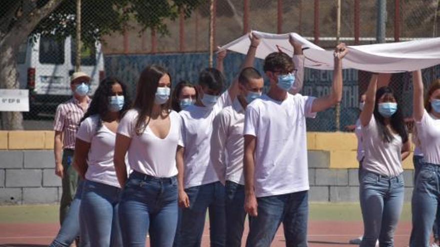 Alumnos y alumnas en el desfile de apertura de la Olimpiada del Colegio Arenas.