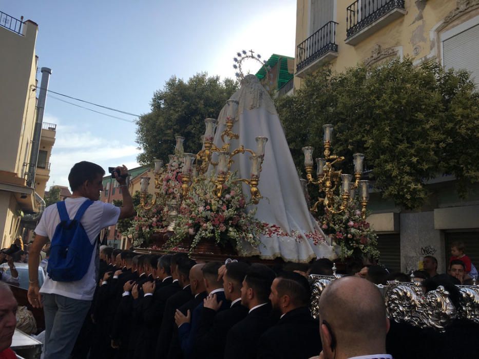 La cofradía del Rocío celebra estos días las vísperas de la solemnidad de Pentecostés y lo ha hecho este sábado con una procesión que ha comenzado a las 18.30 horas desde la casa hermandad