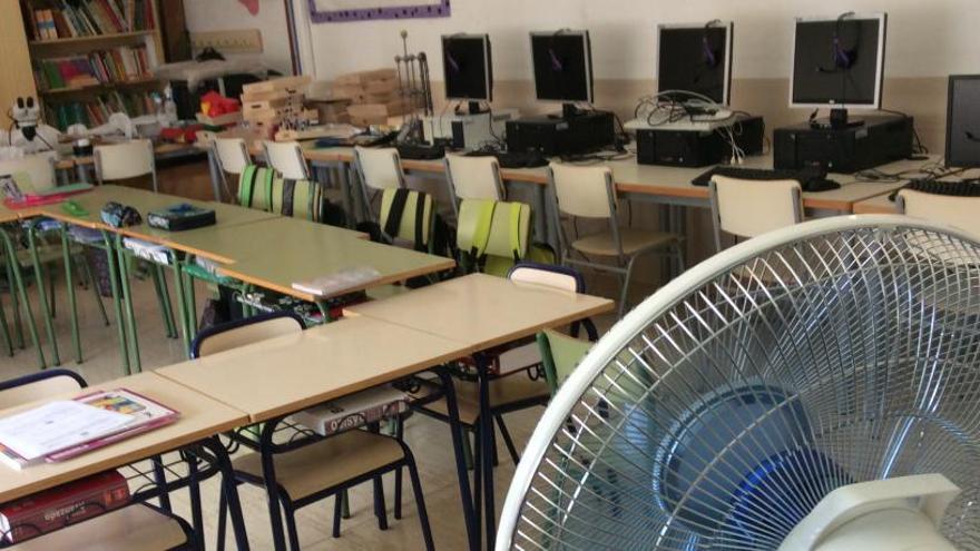 Los alumnos de Sagra soportan más de 30 grados al carecer la escuela de aire acondicionado