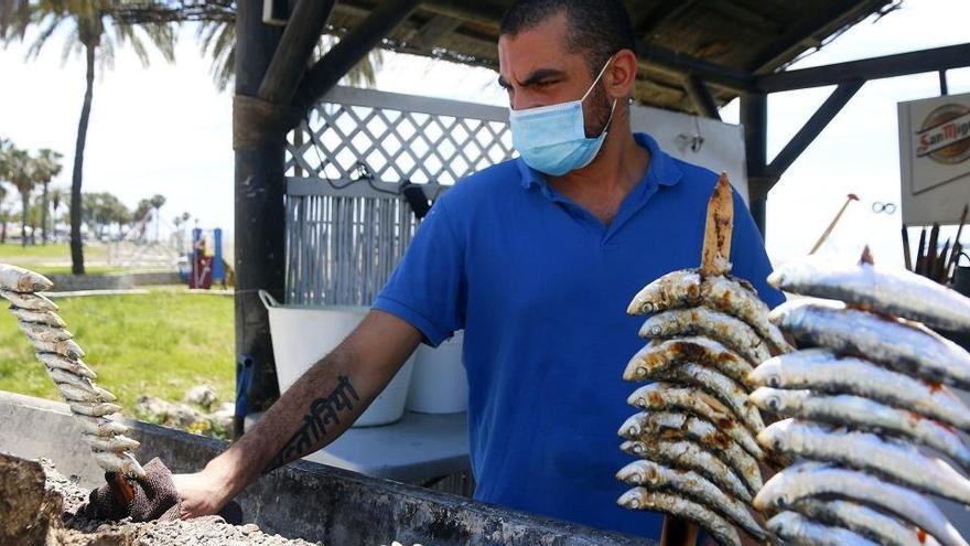 Un espetero trabaja en un chiringuito costasoleño.