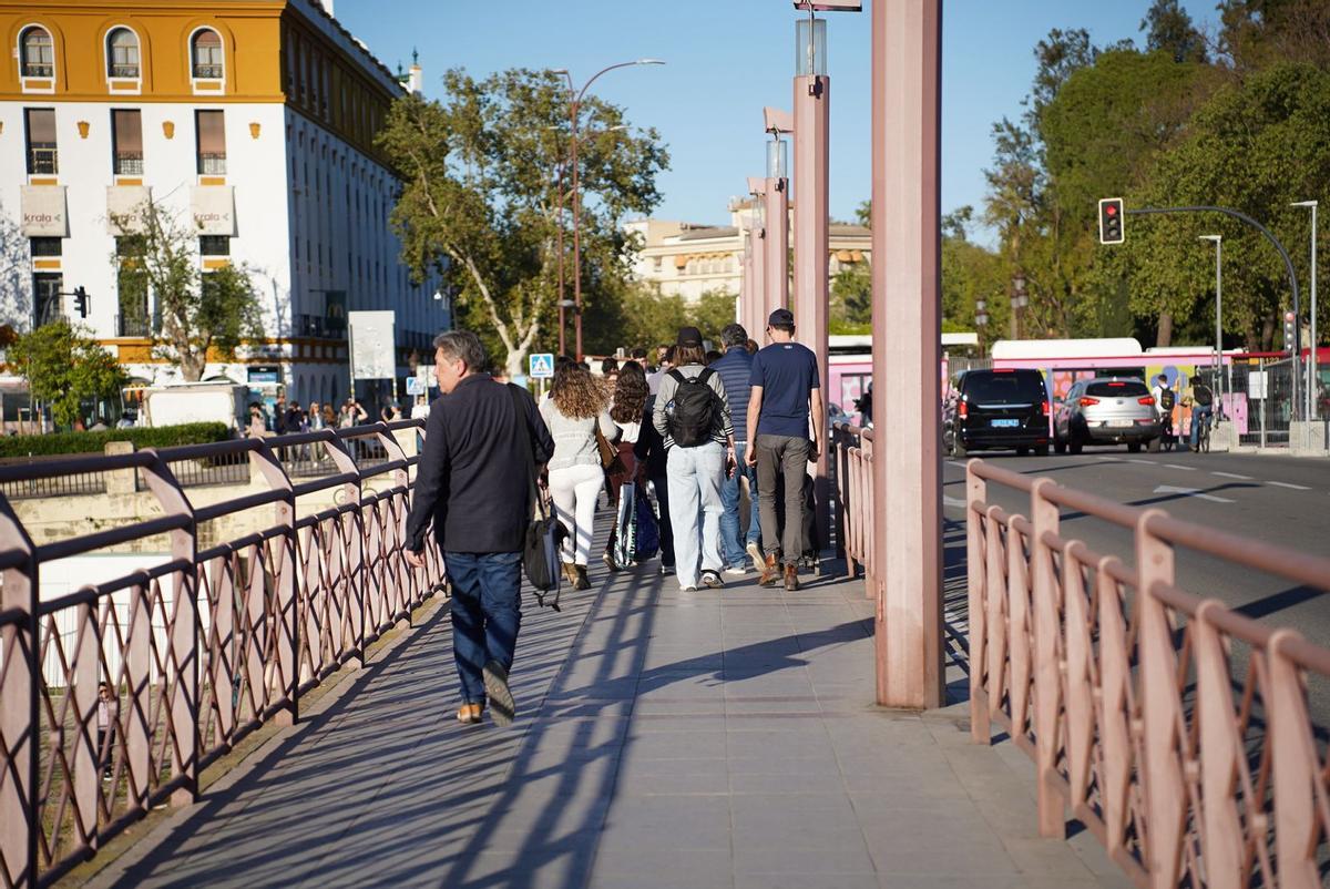 Peatones caminando por el puente de San Telmo este Viernes de Dolores.