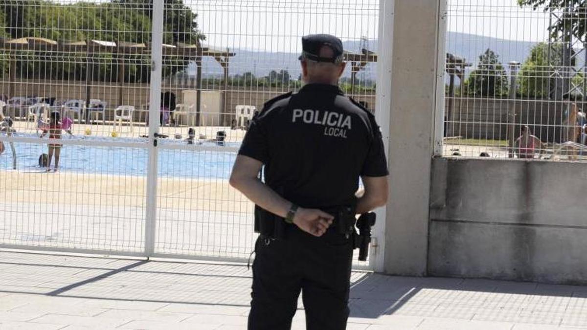 Un agente de la Policía Local de Castelló vigila desde ayer por la tarde la piscina municipal.