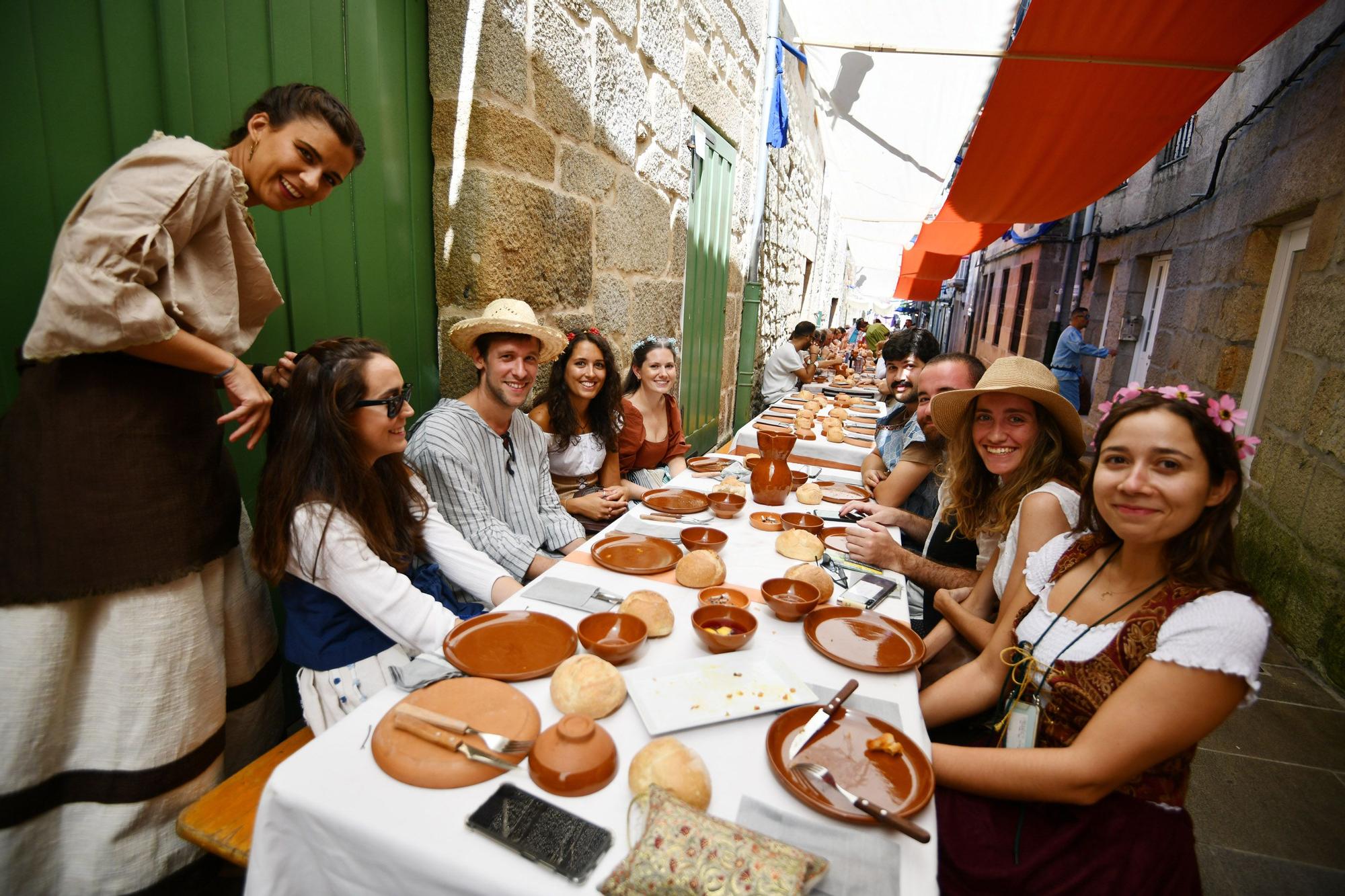 Cortesanos, bufones, damas y caballeros celebran el retorno de su señor: la Feira Franca anima Pontevedra