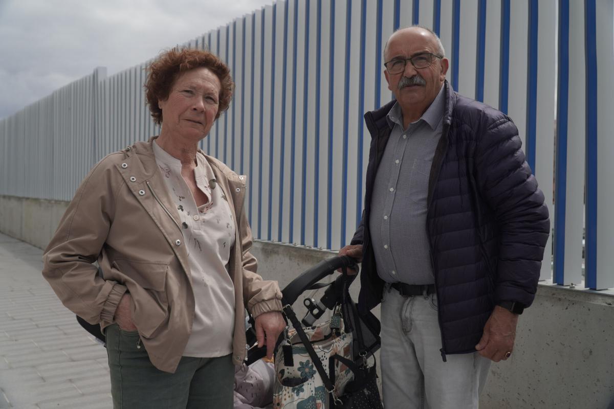 Carmen y José Manuel en la nueva avenida de A Sardiñeira