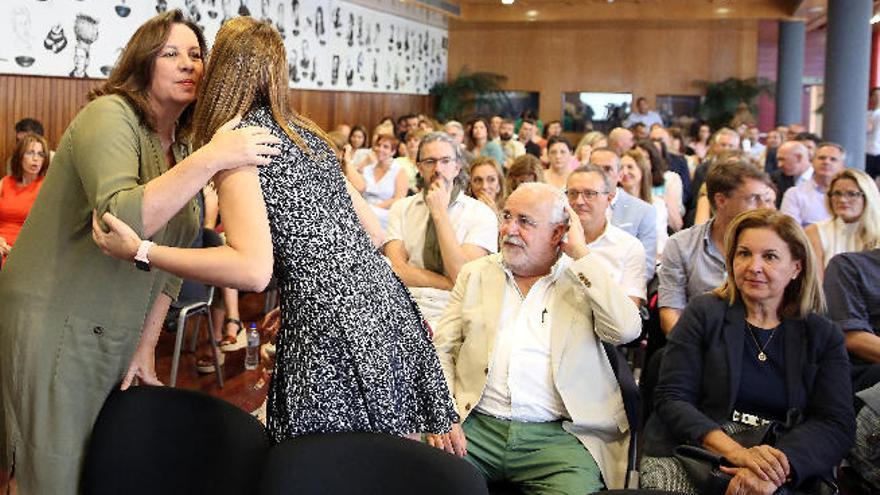 La consejera en funciones, Soledad Monzón (i), en la entrega del galardón.