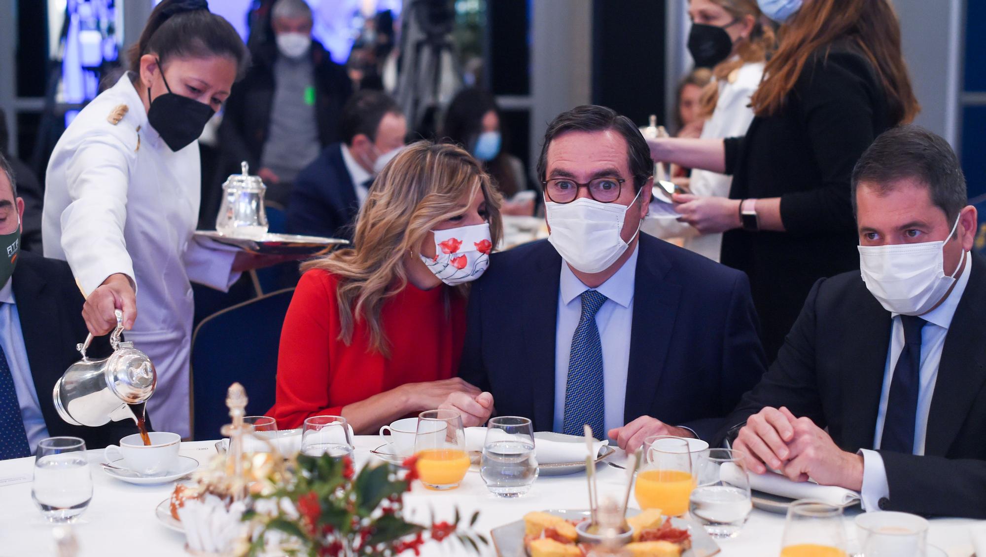 La vicepresidenta Yolanda Díaz, con el líder de la CEOE, Antonio Garamendi