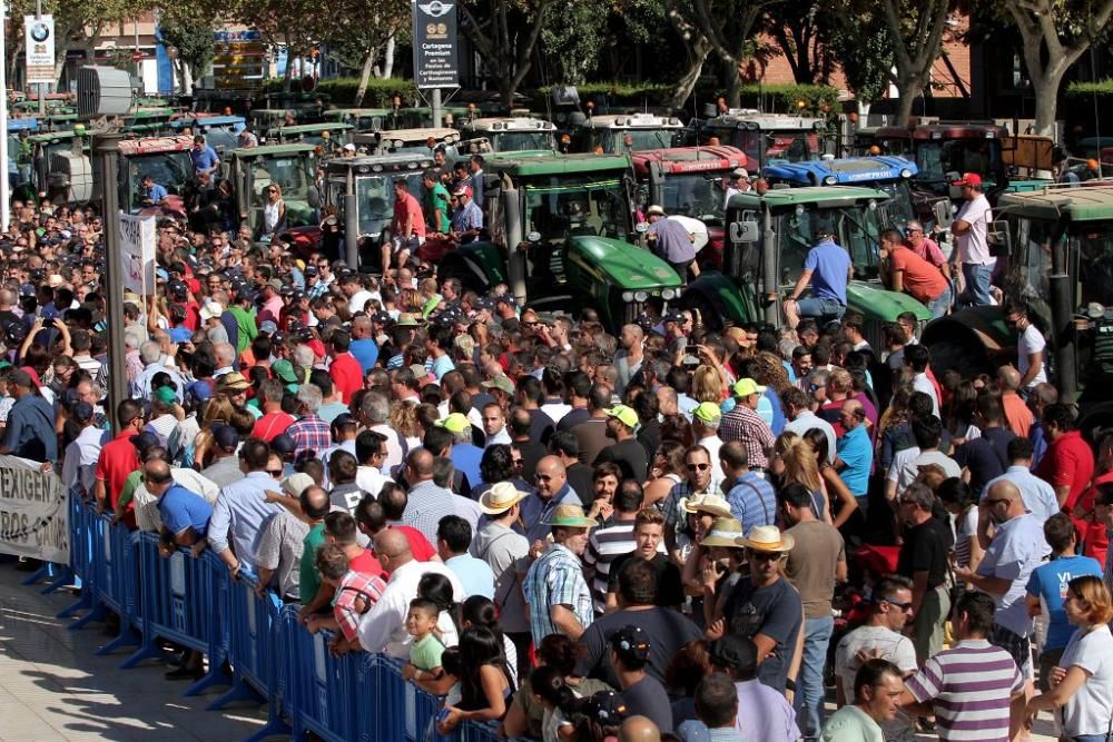 Protesta de agricultores en la Asamblea Regional