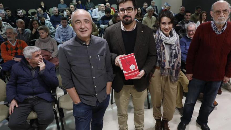 Por la izquierda, José Errasti, Guillermo del Valle, Laura Montecino y
Martín Alonso, ayer, en la biblioteca Jovellanos de Gijón. | Marcos León