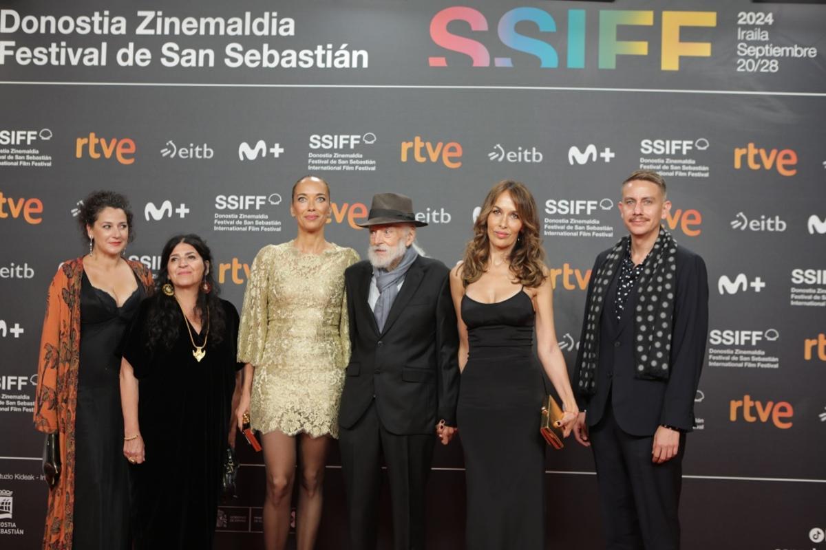 Michael Chaplin junto a sus hijas Carmen (iziquierda), directora del documental, y Dolores, productora, junto con otros miembros del equipo, en la presentación del filme.