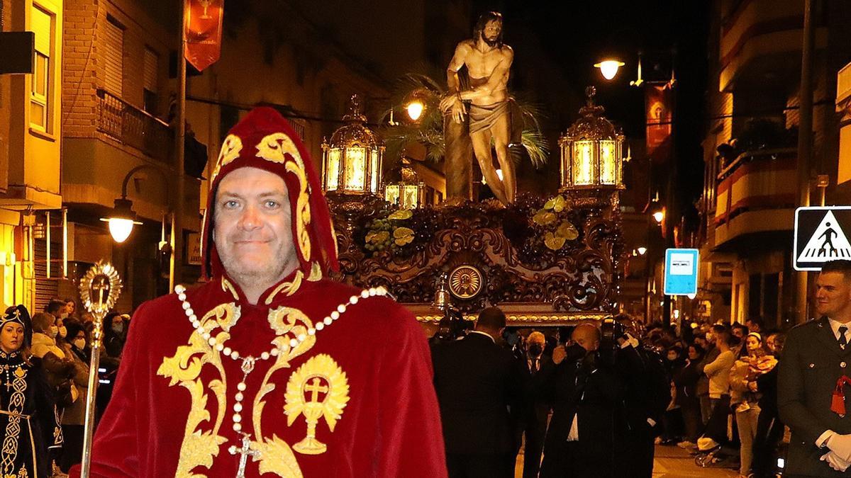 Juan Miguel Bayonas López escoltando al trono de Nuestro Señor Jesús de la Penitencia durante la Procesión del Silencio, en el barrio de San Cristóbal.