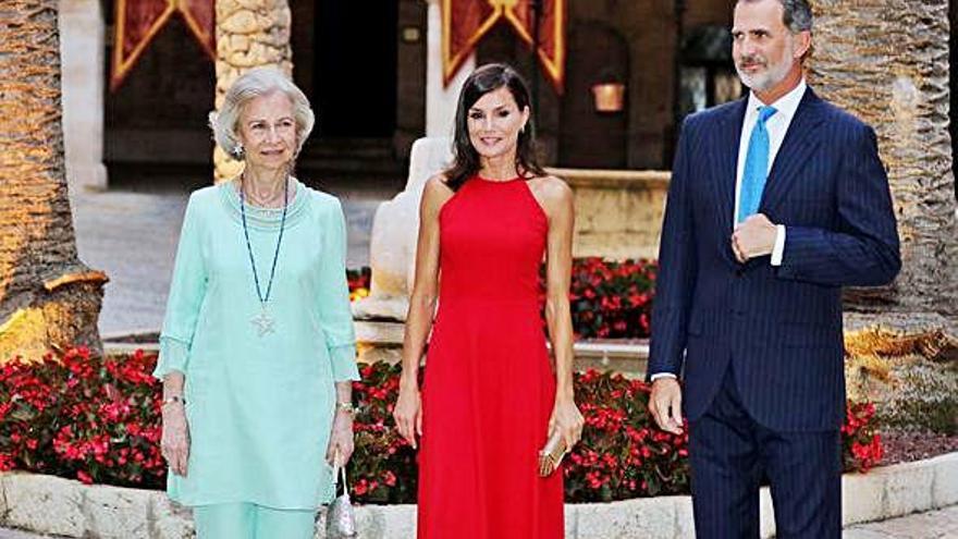 El rey Felipe y la reina Letizia, ayer, con doña Sofía en la recepción en La Almudaina.