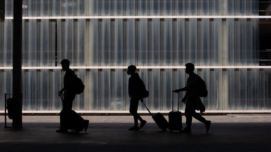 Varios pasajeros trasladándose con sus maletas en el aeropuerto. | EL PERIÓDICO