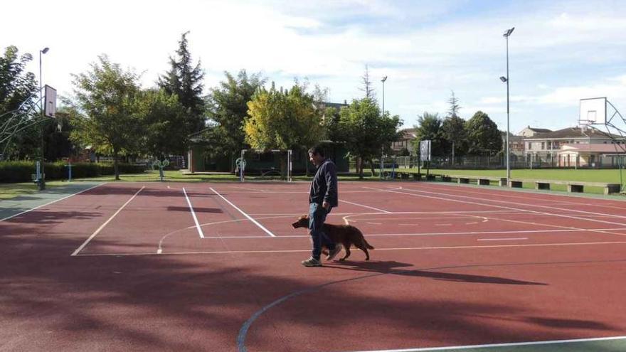 El alcalde de Santa Croya paseando ayer con su perro en la pista.