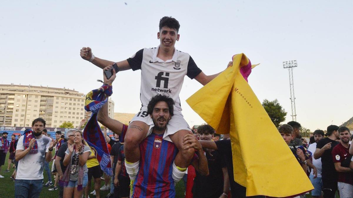 Albert Ramis Luque, a hombros en las celebraciones del ascenso del Eldense a Primera RFEF.