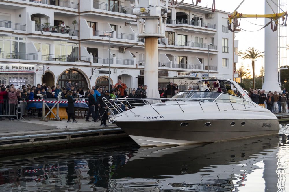 Els Tres Reis van arribar en barca a Empuriabrava