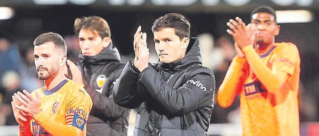 Los jugadores del Valencia agradecen a los aficionados desplazados tras el partido