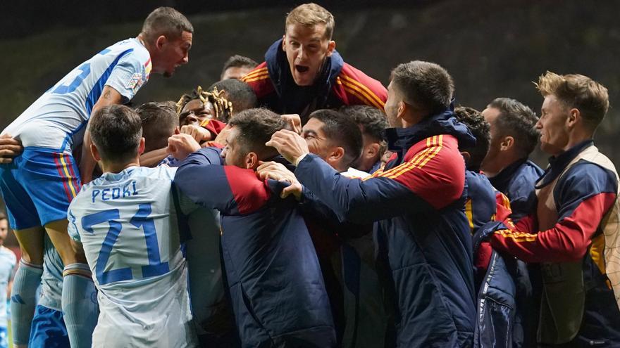 Los jugadores de la selección celebran el gol de Morata.