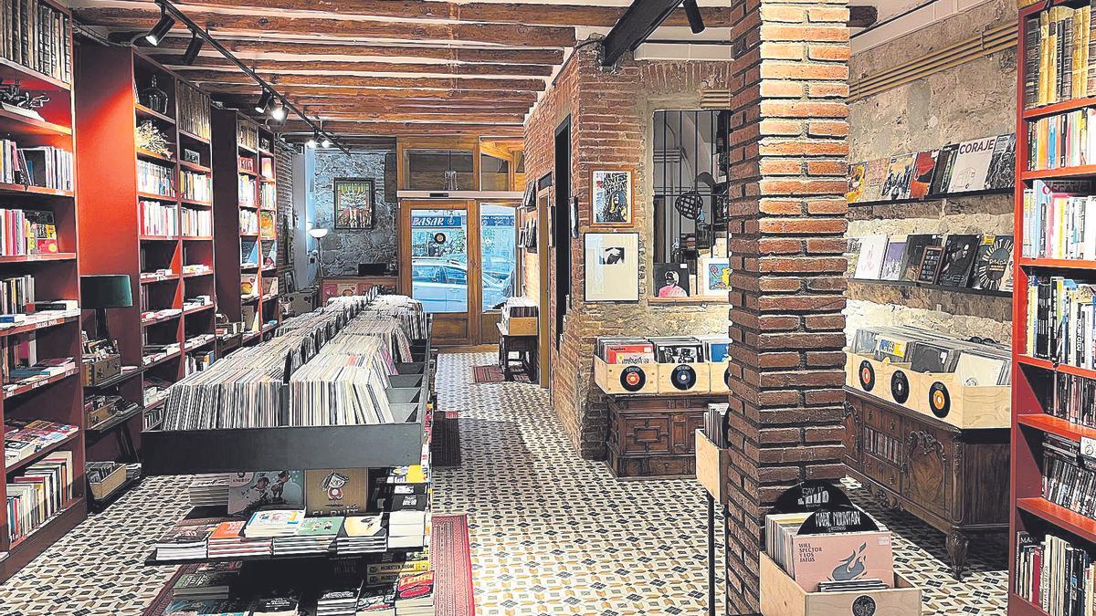 Interior de la librería La Conxita, en el barcelonés barrio de Sants