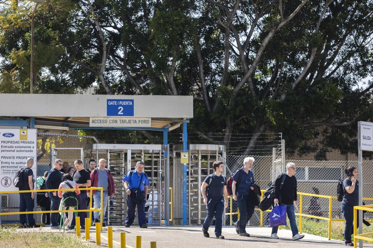 Salida de trabajadores de Ford Almussafes de la planta, la pasada semana.