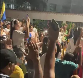 El oficialismo sale a festejar la victoria de Maduro sin que se conozca el escrutinio y la oposición venezolana denuncia irregularidades