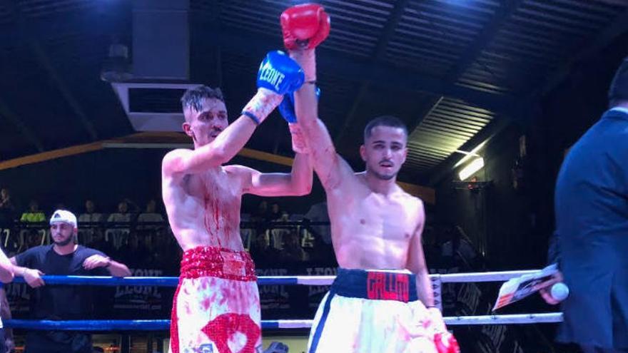 Baldo Mira, que sufrió un corte aparatoso, y Nano Santana tras el combate en Málaga.